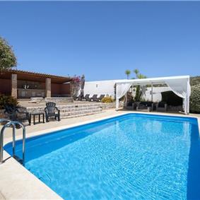 4 bedroom villa with pool close to beach on Akrotiri peninsula, sleeps 8